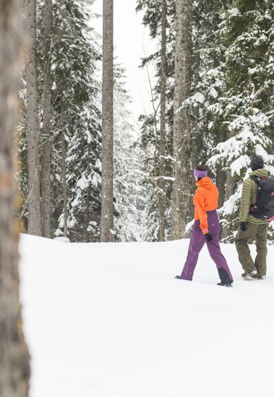 Winterwanderweg durch tief verschneite Landschaft in Sonntag-Stein