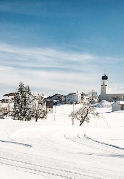 Sulzberg mit Winterwanderweg und Kirche
