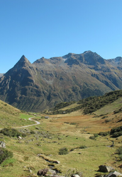 Auf dem Weg vom Zeinisjoch nach Galtür, das unterhalb der markanten Gorfenspitze liegt.