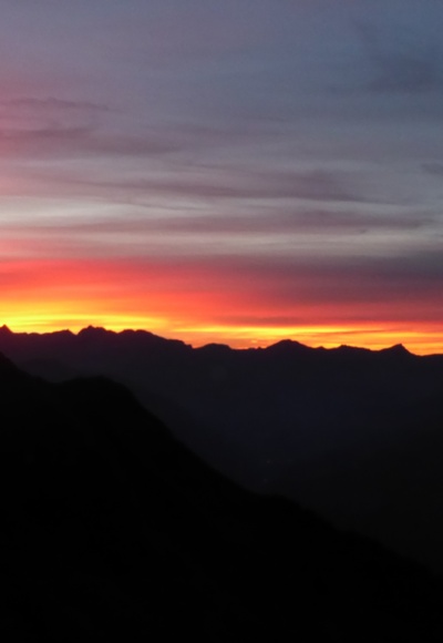 Mit etwas Glück kann man am Abend von der Terrasse der Edelhütte aus ein außergewöhnliches Abendrot, bei Einheimischen auch "Feuer am Himmel" genannt beobachten.