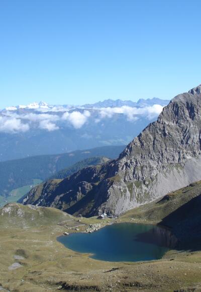 Blick vom Höhenweg zum See und zur Hütte