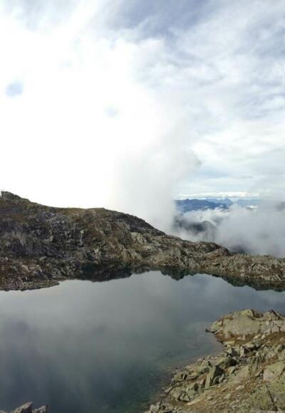 Kristallklarer Bergsee vor dem Gipfel der Wildkarspitze