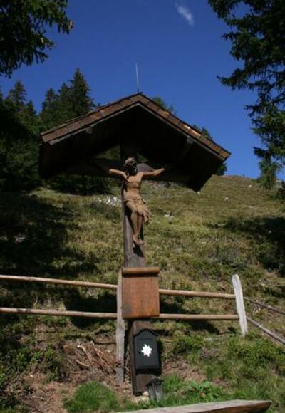 Umrahmt von Nadelbäumen steht dieses schöne Gedenkkreuz bei der Loosbühlealm.