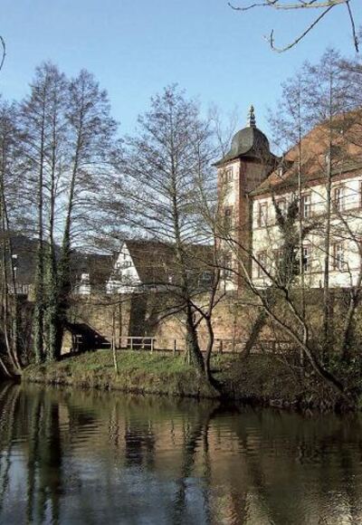 Historische Gebäude, Flüsse und sanfte Hügel säumen den Spessartweg.