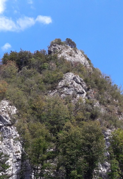 Erster Blick  zur Beisteinmauer vom Anfahrtsweg