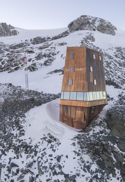 Die neu errichtete Schwarzensteinhütte in den Zillertaler Alpen.