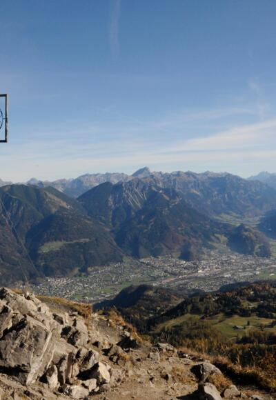 Am Gipfel der Mondspitze. Rund 1.400 Meter unterhalb breitet sich die Alpenstadt Bludenz aus, das Klostertal schlängelt sich Richtung Arlbergpass.