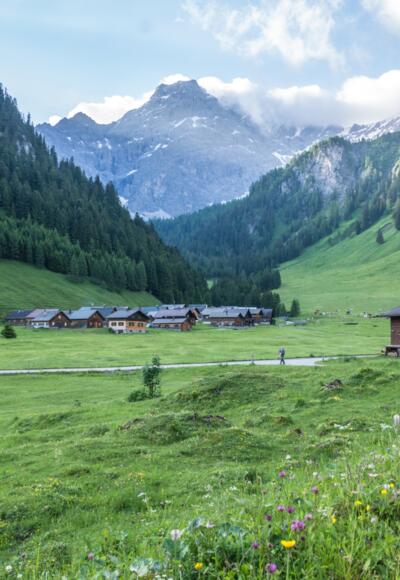 Im Gamperdonatal - Alpsiedlung Nenzinger Himmel mit Panülerkopf im Hintergrund