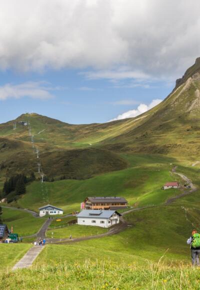 Blick auf Elsenalpstube, Mittagsspitze und Hohes Licht