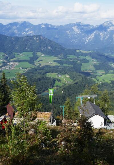 Zellerhütte mit Blick in Richtung Sensengebirge (Hoher Nock)