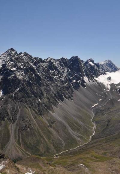 Blick nach Süden mit Westfalenhaus klein im Vordergrund.