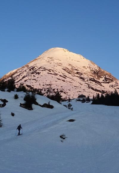 Auf dem Weg zur Rauthhütte, die bereits in Sicht ist. Hinten der mächtige Osthang, über den Aufstieg erfolgt.