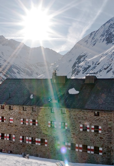 Martin-Busch-Hütte: Aufgehende Sonne über dem Schalfbachtal
