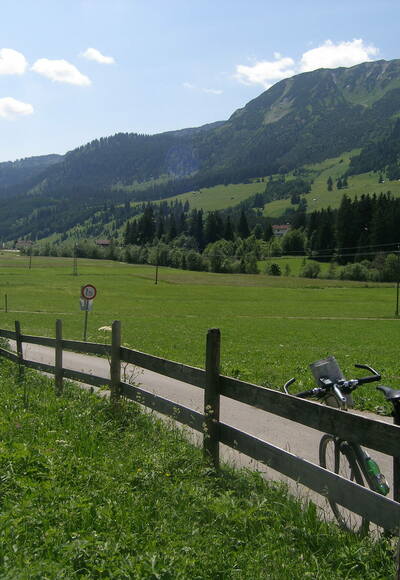 Im Tannheimer Tal fahren wir überwiegend auf ebenen und asphaltierten Wegen.