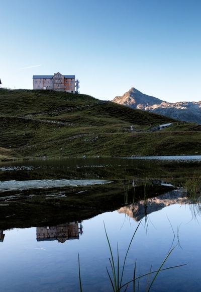 Neue Heilbronner Hütte mit Sonnenaufgangsstimmung