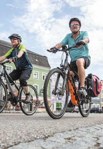 Radfahren-am-Marktplatz-in-Obernberg-am-Inn_Ober%c3%b6sterreich-Tourismus-GmbH_Moritz-Ablinger_NEU
