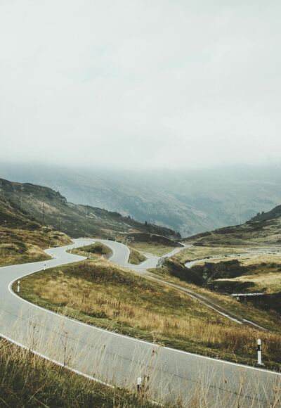 Passstrasse in den Alpen