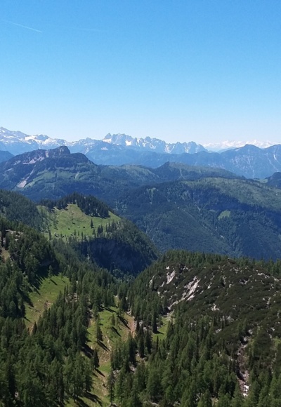 In Bildmitte die Schwarzenbergalm mit Ischlerhütte