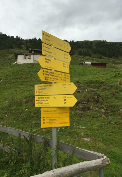 Tourstart an der Hütte. Die gesamte Route ist bestens markiert und ausgeschildert.