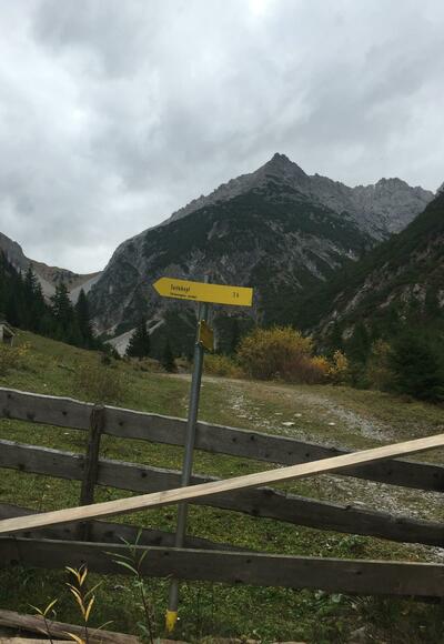Nachdem man ca. 5 Minuten vom Parkplatz Richtung Sattele gelaufen ist, kommt das erste Hinweisschild "Seitekopf"