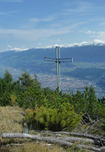 Gipfelkreuz des Hechenberg Ostgipfel mit Blick zu den Tuxer Alpen
