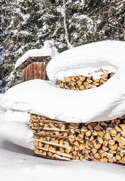 Holzstapel unter Schneehaube