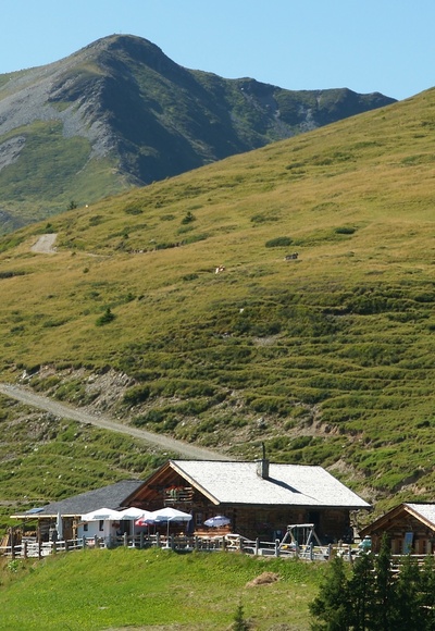 Hochsonnbergalm im Hintergrund der Gernkogel