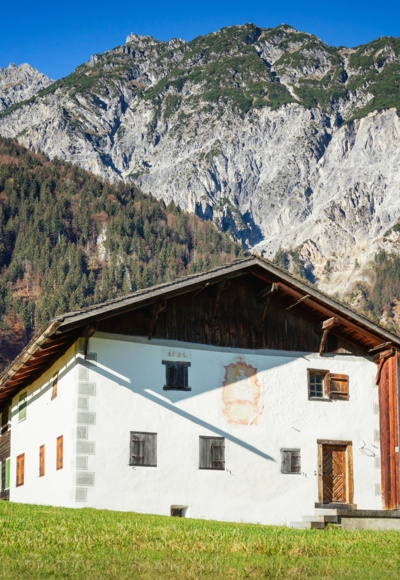 Montafoner Bauernhaus vor Vandanser Steinwand