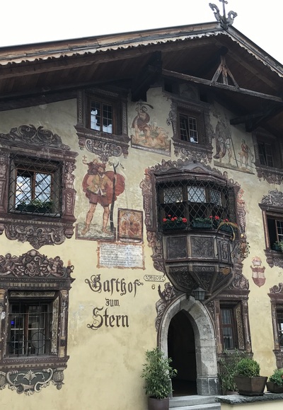 Fassadenmalerei im alten Ortskern von Oetz