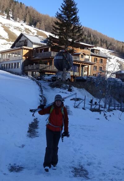 Ein paar Meter Ski tragen, hinten Almi's Berghotel (Parkplatz).