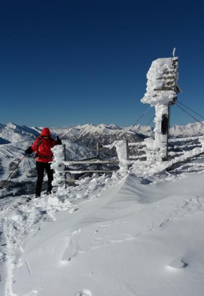 Das Gipfelkreuz ist eingefriedet.