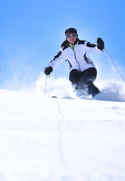 Abfahrt im Tiefschnee