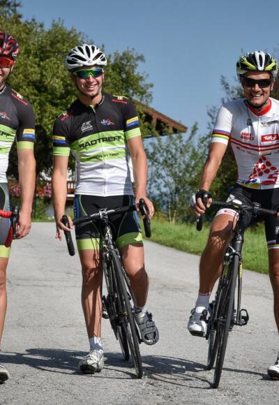 3 Rennradfahrer genießen den Tag