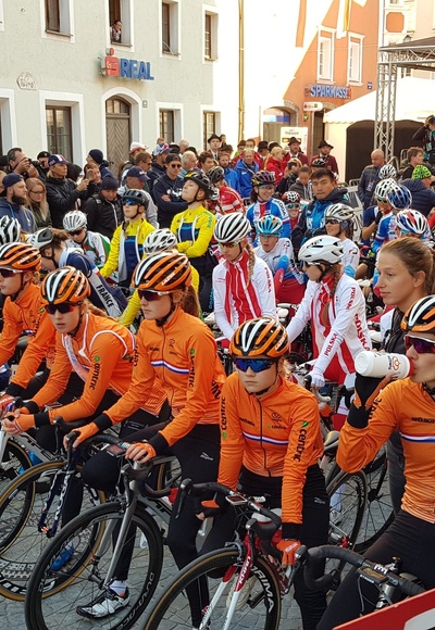 RadWM 2018 Juniorinnen am Start in Rattenberg