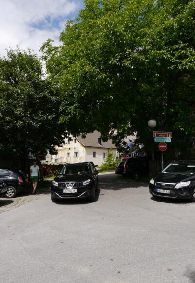 Parkplatz hinter dem Tourismusverband