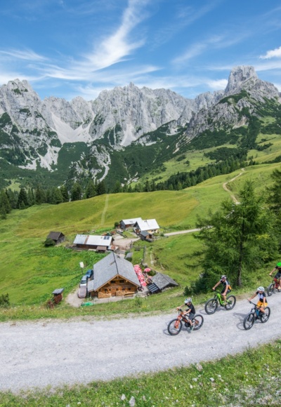 Biker vor den Loseggalmen und dem Gosaukamm