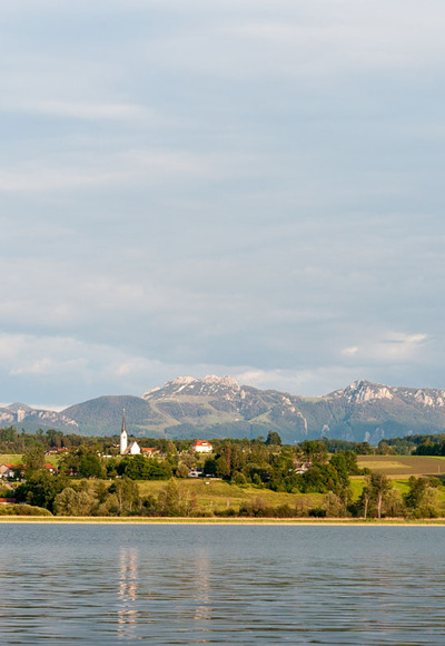 Simssee mit Blick auf Neukirchen