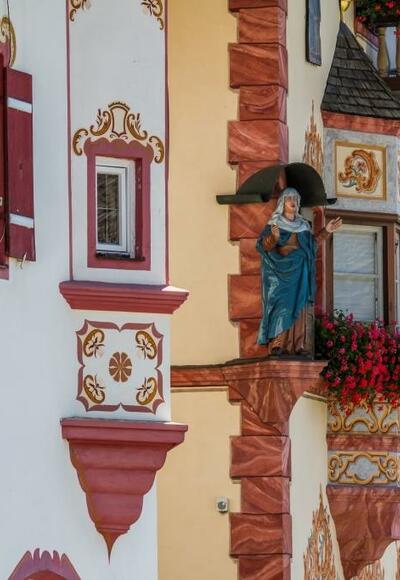 Malerischer Dorfplatz in Neubeuern