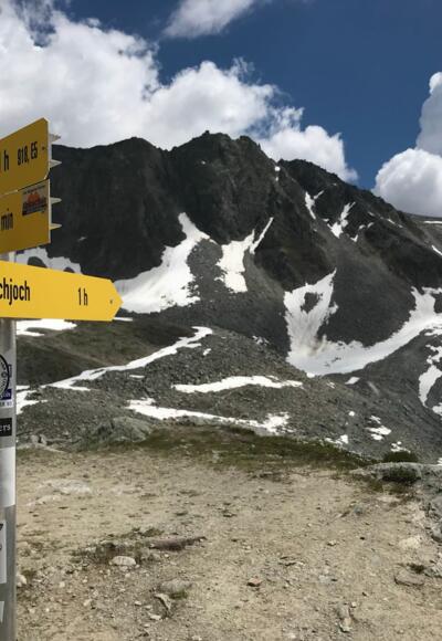 Wegweiser an der Braunschweiger Hütte zum Rettenbachjoch