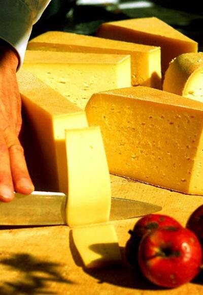 Beim Scharlernbauern in Hollersbach erhalten Sie Speck und Käse aus dem hauseigenen Hofladen.