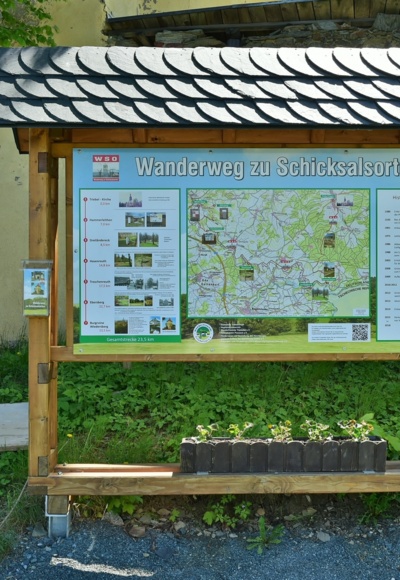 Übersichtstafel am Wanderweg zu den Schicksalsorten