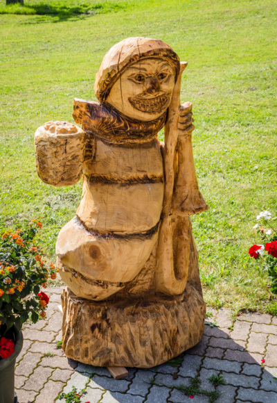 Der Holzfigurenweg beginnt beim Holzwurm