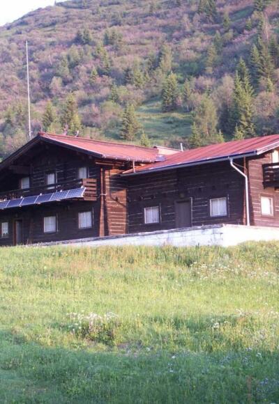 Berglandhaus im Sommer