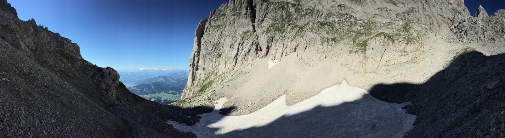 Panoramablick durchs Ellmauer Tor mit Schneefeld