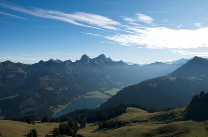 Blick vom Neunerköpfle zum Haldensee und zur Rot Flüh (Foto Hotel Sonnenhof)