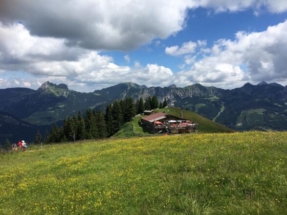 Die Gundhütte von der Bergstation Füssener Jöchle (Foto Hotel Sonnenhof)