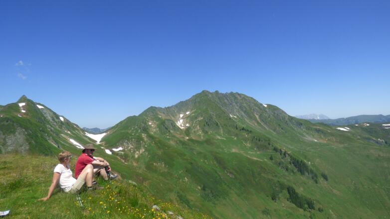 Wir genießen den Ausblick in die Kitzbüheler Alpen.