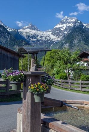 Dorfbrunnen Scheffsnoth - Hintergrund Loferer Steinberge