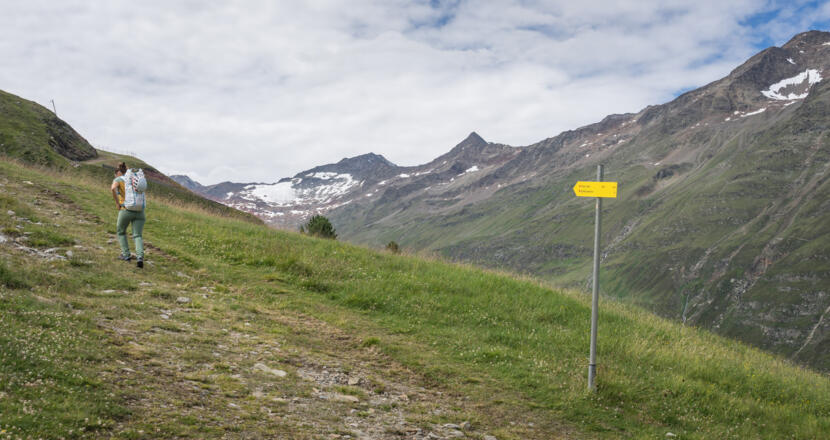 Bald wird aus Forststraße ein schöner Pfad.