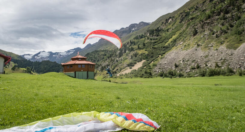 Herrliche Landewiesen für Gleitschirmpiloten in Obergurgl. Natürlich nur, wenn sie gemäht sind.